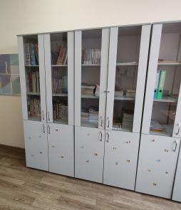 Библиотека расположена в методическом кабинете. В библиотечном фонде имеется методическая, детская художественная литература, периодические издания.